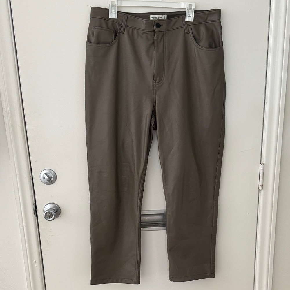 Abercrombie & Fitch 90’s Straight Ultra High Rise Faux Leather Pants (33 | 16S)